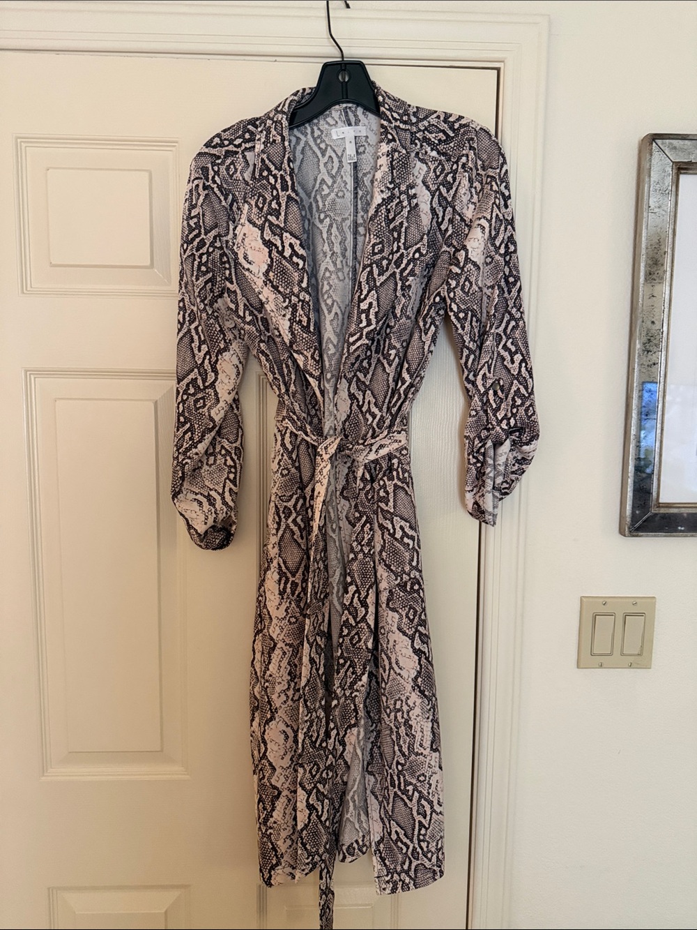 Subcategory guess for women's outerwear image
